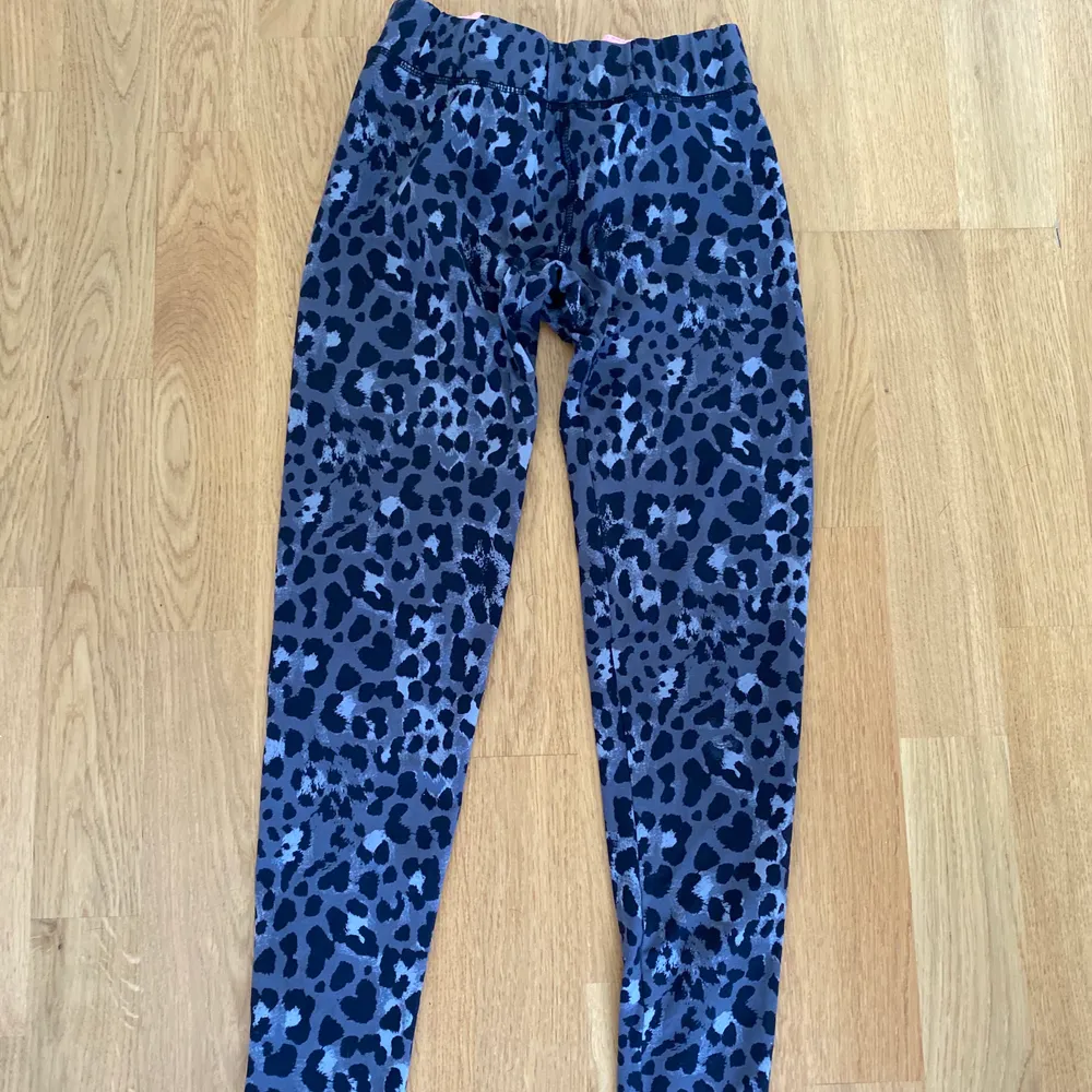 Träningsbyxor från ginatricot i strl XS, dom har ett litet hål på ena knät, dragkedja på baksidan samt nere vid fötterna🥰 40kr + frakt, betalning sker via swish💘. Jeans & Byxor.