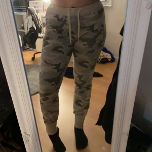 Mjukisbyxor - Militär mjukisbyxor, supersköna, men säljer dem pga att de blivit för små! Byxorna är lite knottirga!