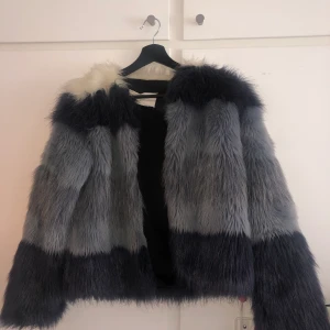 Pälsjacka - Säljer min pälsjacka från zara i olika blå nyanser då den inte kommer till användning längre. Använd fåtal gånger, är i bra skick. Köparen står för frakt.