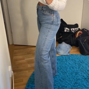 Monki jeans - Otroligt fina blåa Monki jeans i modellen ”Yoko mid blue” som tyvärr inte passade mig i modellen. Använda i gång. Storlek 25. Pris kan diskuteras, inköpte för 400kr, använda en gång och därav priset 275