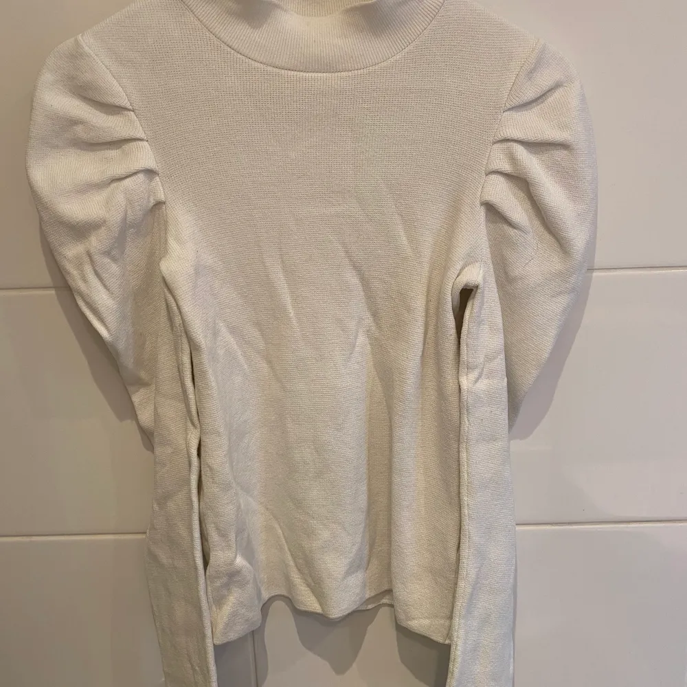 Långärmad tröja med puffiga ärmar! Storlek XS. Kan mötas upp i Stockholm men även frakta, köparen står då för frakten 🌸. Toppar.