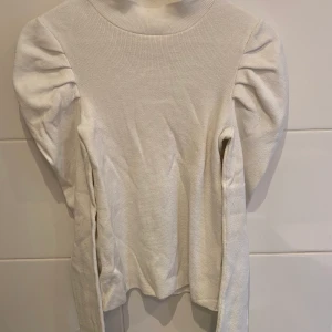 Långärmad tröja - Långärmad tröja med puffiga ärmar! Storlek XS. Kan mötas upp i Stockholm men även frakta, köparen står då för frakten 🌸