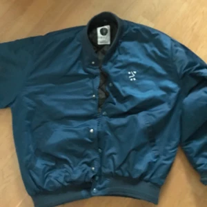 Polar skate co padded bomber jacka  - Extremt snygg välsittande bomber, är fodrad såden håller dig varm tillhösten. Är 189cmoch har i storlek M men passar på mkt kortare folk. Prima skick dock två mini hål de syns inte. kanske går ner i pris lite. Slutsåld i butik eftertraktad nypris 1500:-