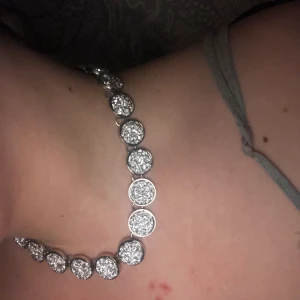 Super fint halsband! - Silver halsband med diamanter perfekt för ute kväll eller bara för att piffa till vardagen!