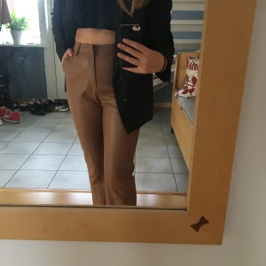 Bruna PU läderbyxor  - Snygga bruna PU läderbyxor från Gina tricot! Fint skick, endast använd fåtal gånger💓 buda från 200kr med inräknad frakt. 