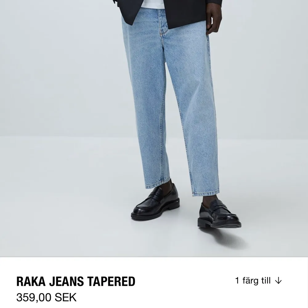 Säljer dessa (aldrig använda) skit coola kill jeansen från Zara i stl 42, vanligtvis har jag 36/38, men eftersom de är herr jeans så gick jag upp några storlekar för att få dom lite baggy! Köpte för 359kr, frakt ingår inte i priset.. Jeans & Byxor.