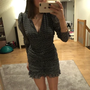 Zara klänning - Super snygg zara klänning dock lite kort på mig som är 171. Aldrig använd bara provad prislapp finns kvar.