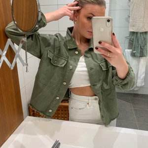 Zara grön jeansjacka - Cool grön jeansjacka, från Zara. 💚💚 frakt kostnad tillkommer!