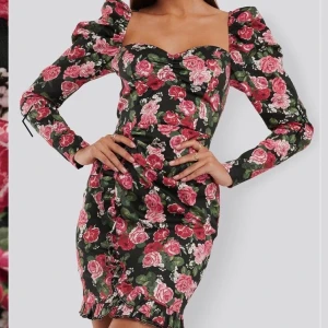 Blommig klänning från Nakd - Säljer min rosa blommiga klänningen från Nakd! Endast använd 1 gång! Den är i storlek L men skulle säga att den sitter som storlek M🥰 köpt i somras för 600 men säljer för 250!