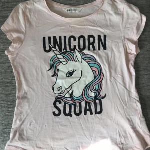 T-shirt - Kul t-shirt i barnstorlek, men passar dig i storlek XS. 