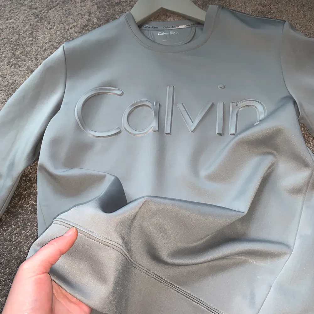 Skitcool collegetröja från Calvin Klein i jätte skönt material, nästan som silke. Den är aldrig använd eftersom den nästa var förliten redan när jag köppte den! + 50 i frakt. Hoodies.