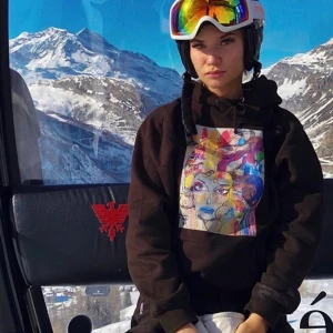 Hoodie med konsttryck - En superfin hoodie köpt för ca 1 år sen. Fått mycket komplimanger kring den när jag burit den! (Andra bilden är lånad). Köpt för 600kr, i bra skick!💕 BUDA- avslutas Söndag 21:00 ❗️