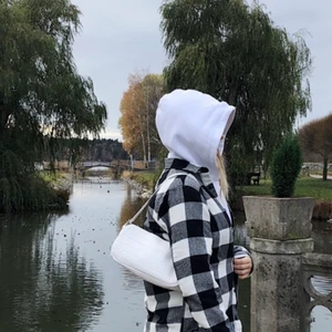 Skjortjacka rutig  - Tunn skjortjacka från pull&bear (man) i storlek s, så lite större än en kvinnlig S. Använd några gånger men fortfarande i bra skick. Säljer pga använder inte längre. Kan skicka mer bilder om det önskas 😊😊 priset kan diskuteras vid snabb affär