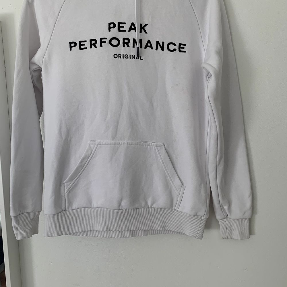 Vit peak performance hoodie strl M. Ganska liten i storleken. Säljer pga att jag aldrig använder den. . Huvtröjor & Träningströjor.