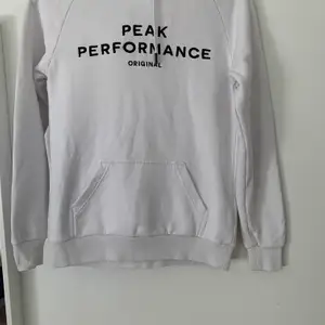 Vit peak performance hoodie strl M. Ganska liten i storleken. Säljer pga att jag aldrig använder den. 