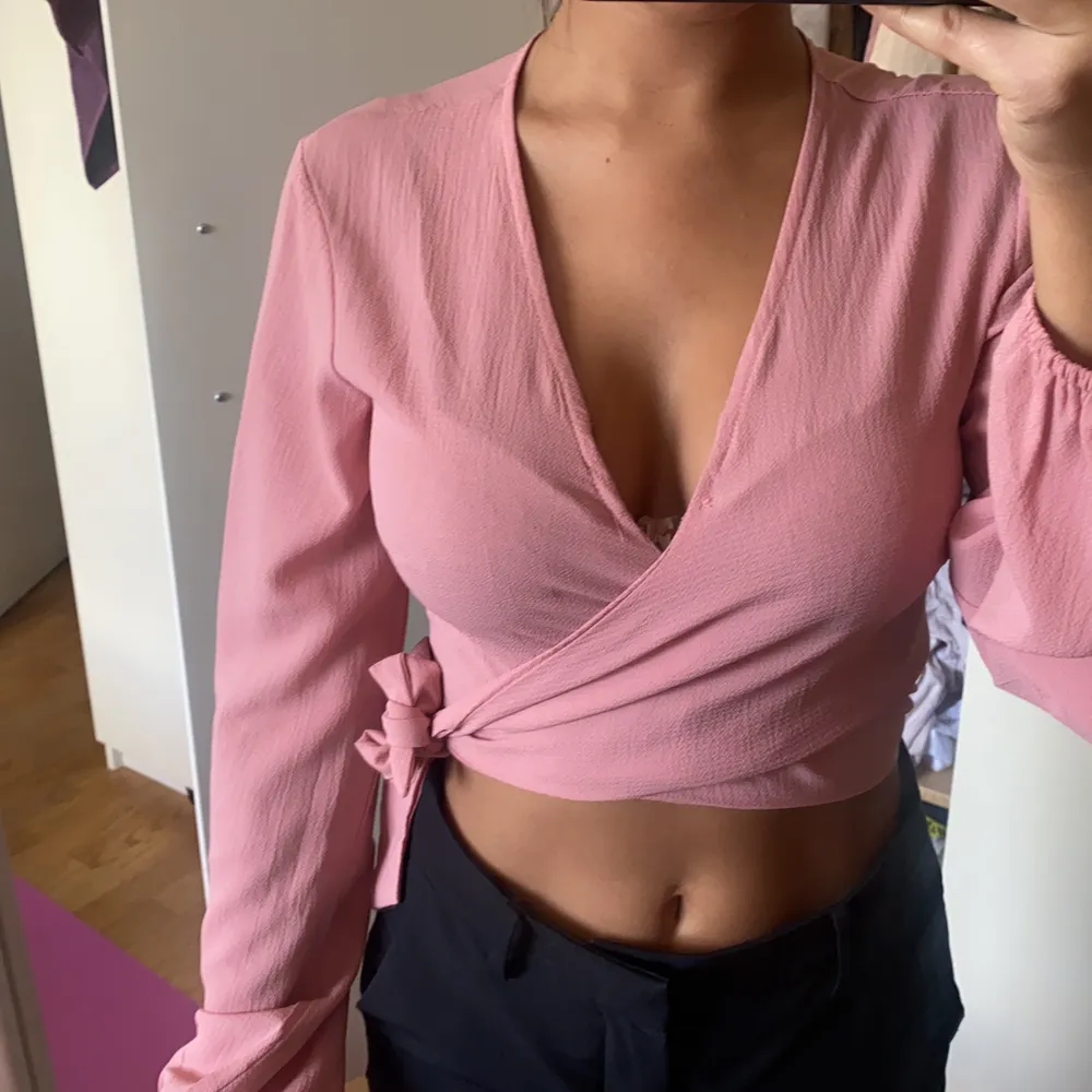 Snygg rosa topp från Missguided som man kan bära lite hur man vill genom att knyta den på olika sätt. Toppen är i storlek 32 men passar även mig som brukar ha 34 i toppar. Köparen står för frakten och kan även mötas i Stockholmsområdet🌟🌸. Toppar.