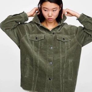 Manchesterjacka - Säljer en populär manchester jacka i grön. Använd några gånger men är i ett fint skick! Den verka vara populär, den är i st S