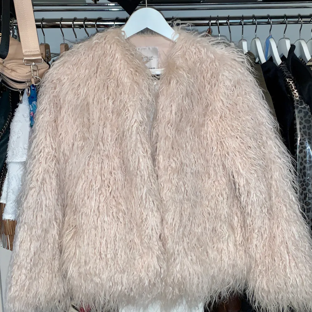 Så fin, ljusrosa fuskpälsjacka från Zara i storlek S🥰 Den är fodrad så den går även att använda när det är kallare väder!. Jackor.