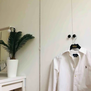  - Mycket fin vit skjorta från Ralph Lauren. Lite grövre material. Storlek S, funkar för XS men risk för att den är för lång. Säljs för 300kr + frakt, original pris runt 900-1000kr. Kan eventuellt mötas upp i Stockholm. 💙