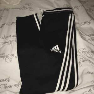  - Adidas byxor Storlek 164/S Nyskick Frakt tillkommer