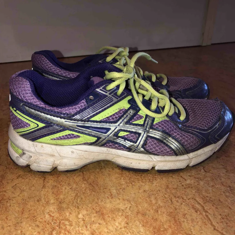 Träningsskor från asics, använt skick! Kan mötas upp i Malmö men även frakta. Köparen står för frakten:). Skor.