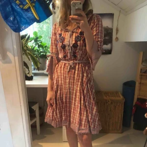  - Klänning från Odd Molly, har 2 tygsnören runt midjan samt runt armarna, och en dragkedja på ena sidan. 100% bomull. Fint skick, i stort sett oanvänd.