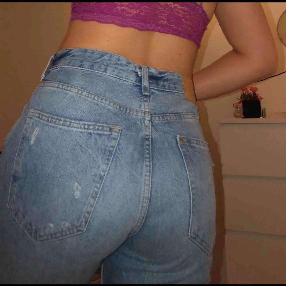 Ett par fina jeans med sträck på sidan och hål. Kommer aldrig till användning för mig därför säljer jag dem.  Frakt tillkommer:) . Jeans & Byxor.