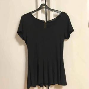  - Svart peplum topp/topp med volang.