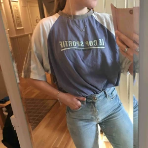  - En t-shirt som är i ca L/XL, av märket ”Le cop sportif, since 1945”. Är snygg som oversize!💛🌸💫 Pris 150kr/ högstbjudande  Frakt tillkommer:))