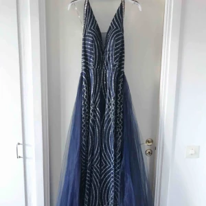  - Jag säljer denna klänningen som är i nyskick då den bara har använts i 4 timmar. Storleken 38-40. Klänningen är tajt med en kjol över. Ordpris: 4000kr, säljs för 2499kr. Vid snabbaffär kan priset diskuteras. Klänningen finns och köpa i Malmö. 