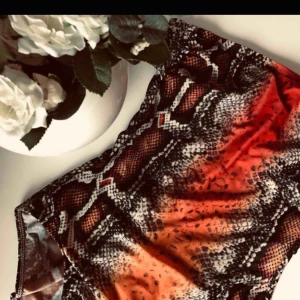  - Säljer denna super fina bodyn med orm mönster. Har ingen användning för den längre så därför säljer jag den.  Kan frakta eller mötas upp :)