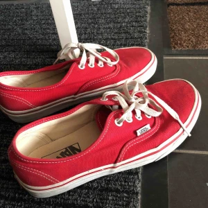 Vans skor - Skit snygga vans som är använda 3-4 ggr! (Så nästan som nya) kan både mötas och skicka! Pris kan diskuteras  