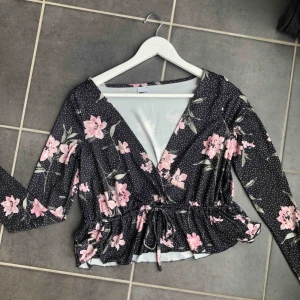  - En marinblå långärmad tröja ifrån Gina, storlek S.  Skick: Aldrig använd, helt som ny! Material: Skönt och stretchigt material. Detaljer: Vita prickar, rosa blommor och även ett band i midjan man kan dra åt.  Frakt tillkommer✨