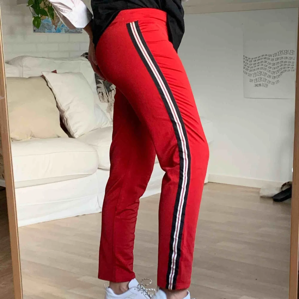 Trackpants från Pull&Bear. Finns att hämta i Åkersberga eller frakt 50kr. Jeans & Byxor.