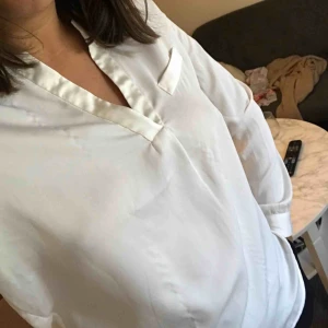  - Tre skjortor stl 36-38: 1, vit från H&M. 2, den är mer gammalrosa i verkligheten också från H&M. 3, forever21 blåvit randig skjorta