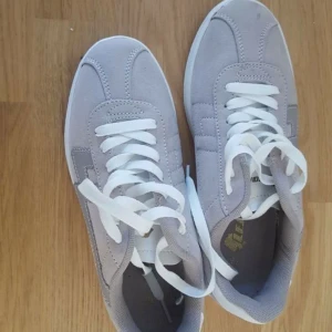  -  Oanvända skor lejon. Köpte för två månader sen men kom tyvärr aldrig till användning. 🌈 Kan skicka fler bilder vid intresse! Håller på att rensa inför en flytt, kommer att lägga upp massa kläder för ett billigt pris. Kan samfrakta och det går även bra att hämta det på söder i Stockholm där man kan fynda mer hemma hos mig! 🌟