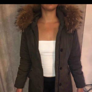  - Är inte hemma så kan inte kolla vad det är för märke men denna jacka liknar en Canada Goose jacka (Fickorna är trasiga och dragkedjan funkar inte med det går att laga BILLIGT! (ca200kr)Det är också därför säljer jag den så billigt)  ÄKTA PÄLS