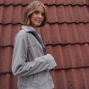  - En unik höstjacka i manchester tyg med snygg passform och bra kvalite. Köparen står för frakten utanför Falun och Borlänge, inom Falun och Borlänge kan vi mötas upp🥰