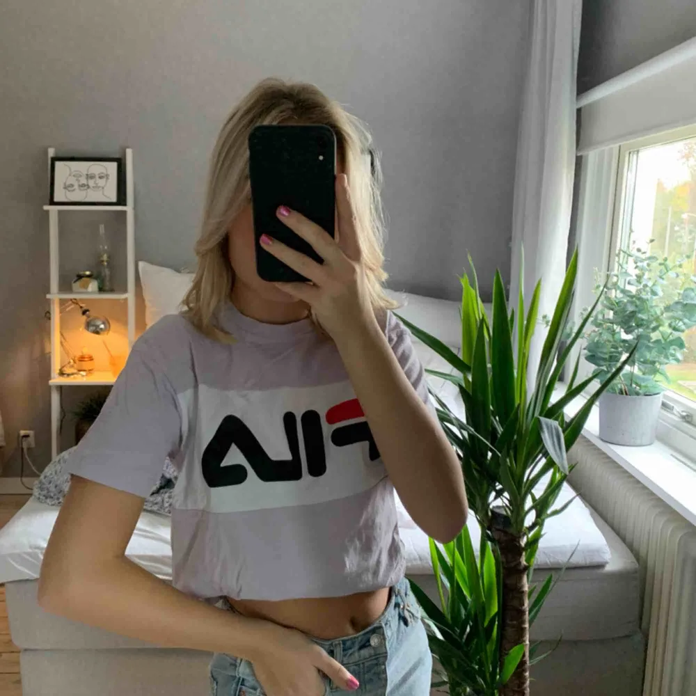 As cool top/ t-shirt från fila. Gott skick då den endast är använd fåtal gånger. Köparen står för frakten på ca 40kr❤️. T-shirts.