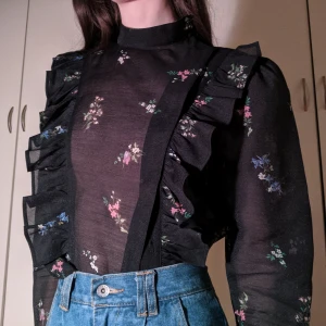  - Svart sheer blus från H&M i storlek 38. 