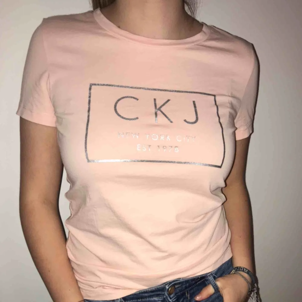 T-shirt från Calvin Klein Jeans. Säljer den eftersom den kommer till för lite användning. Köptes för ca 400kr.. Skjortor.