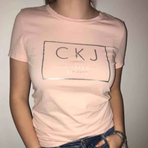 - T-shirt från Calvin Klein Jeans. Säljer den eftersom den kommer till för lite användning. Köptes för ca 400kr.