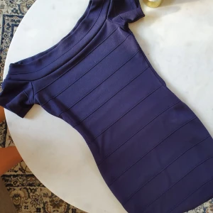  - Tight figursyddklänning, går ut på axlarna   Kan mötas upp i Huddinge, Älvsjö, Årsta, Globen & Västberga