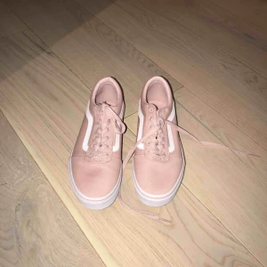  - Helt oanvända vans, säljer då storleken är för liten 