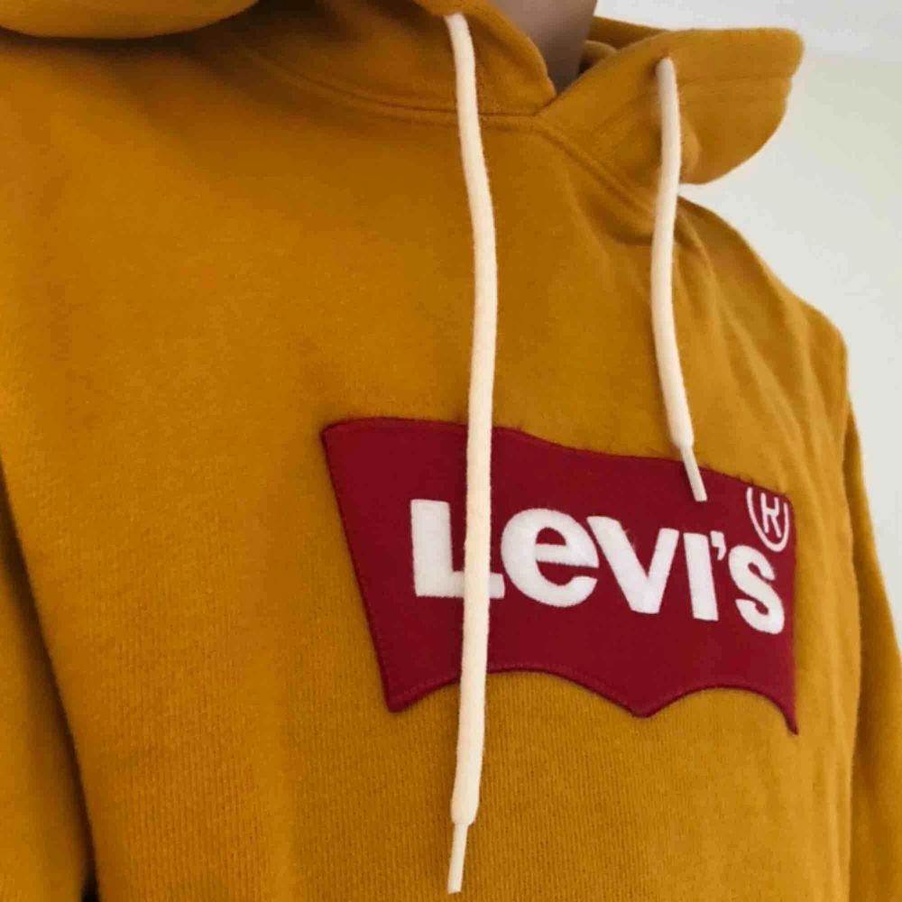 Riktigt skön hoodie från Levis med stor luva! Sparsamt använd, snygg ocra färg för att göra sig redo för hösten! . Huvtröjor & Träningströjor.