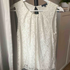  - Vit blus från märket stockhlm. Storlek small knappt använd. Kan mötas upp i Göteborg eller posta:)