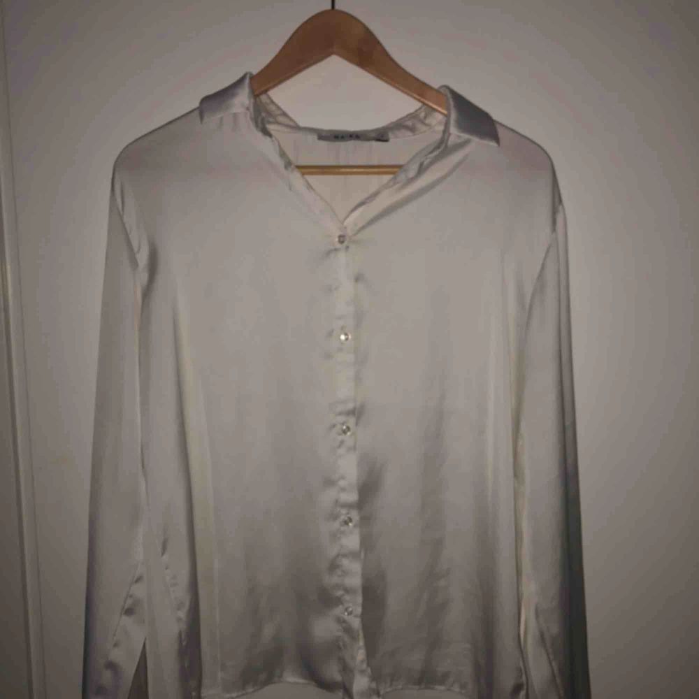 Vit silkesskjorta i nyskick! Går att styla på många olika sätt! Använd två gånger. Köparen står för eventuell frakt 🥰. Skjortor.