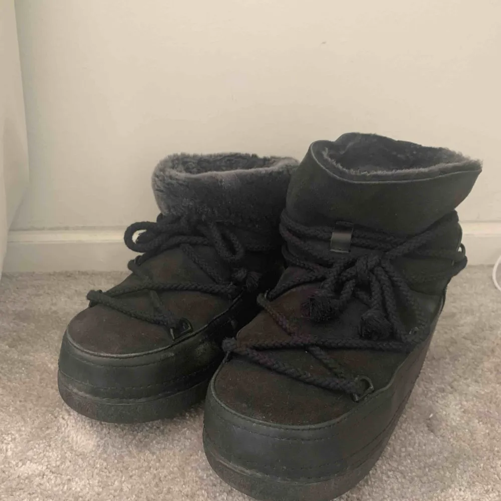 Säljer nu mina fantastiska inuikii boots i svart i storlek 38 (jag är normalt storlek 37). De är använda en säsong och är i mycket fint skick. Kartongen finns dessvärre inte kvar.. Skor.