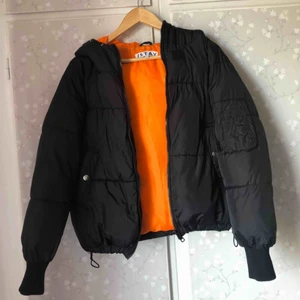 Vinter jacka från Carlings - Den här vinter jackan är köpt på Carlings för 700kr den är knappt använd i storlek S. Frakten står köparen för, skriv vid intresse.