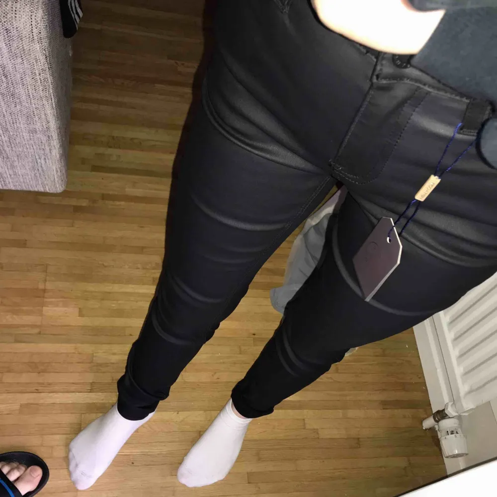 Har ett par skit snygga nya byxor från nellie i storlek 36. Slutsålda så tog en bild på liknande från sidan men dom andra två ser ni hur dom ser ut.  Tyvärr lite för stora för mig.. Jeans & Byxor.
